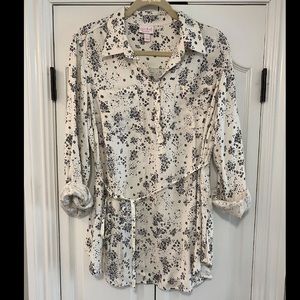 Like new! Black & white printed maternity top